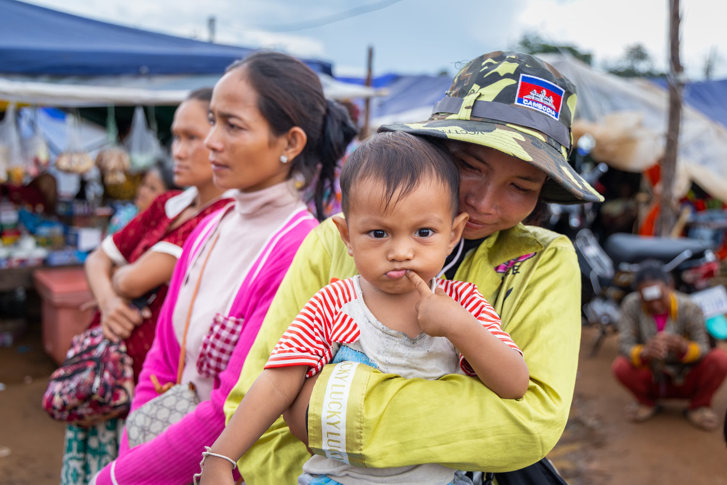Barn i mammas famn - Kambodja 2025