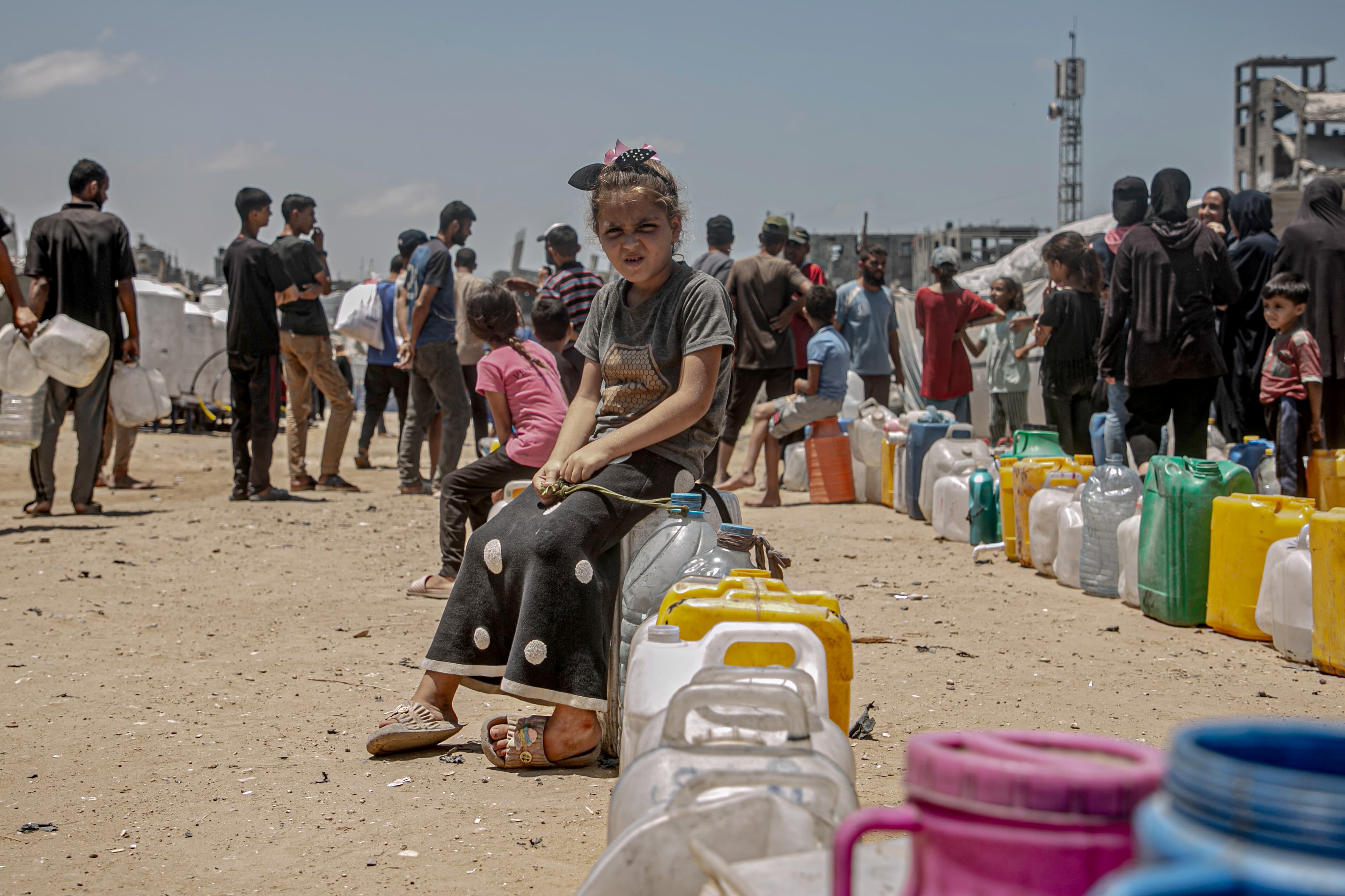 Flicka i kö för vatten – Gaza 2026