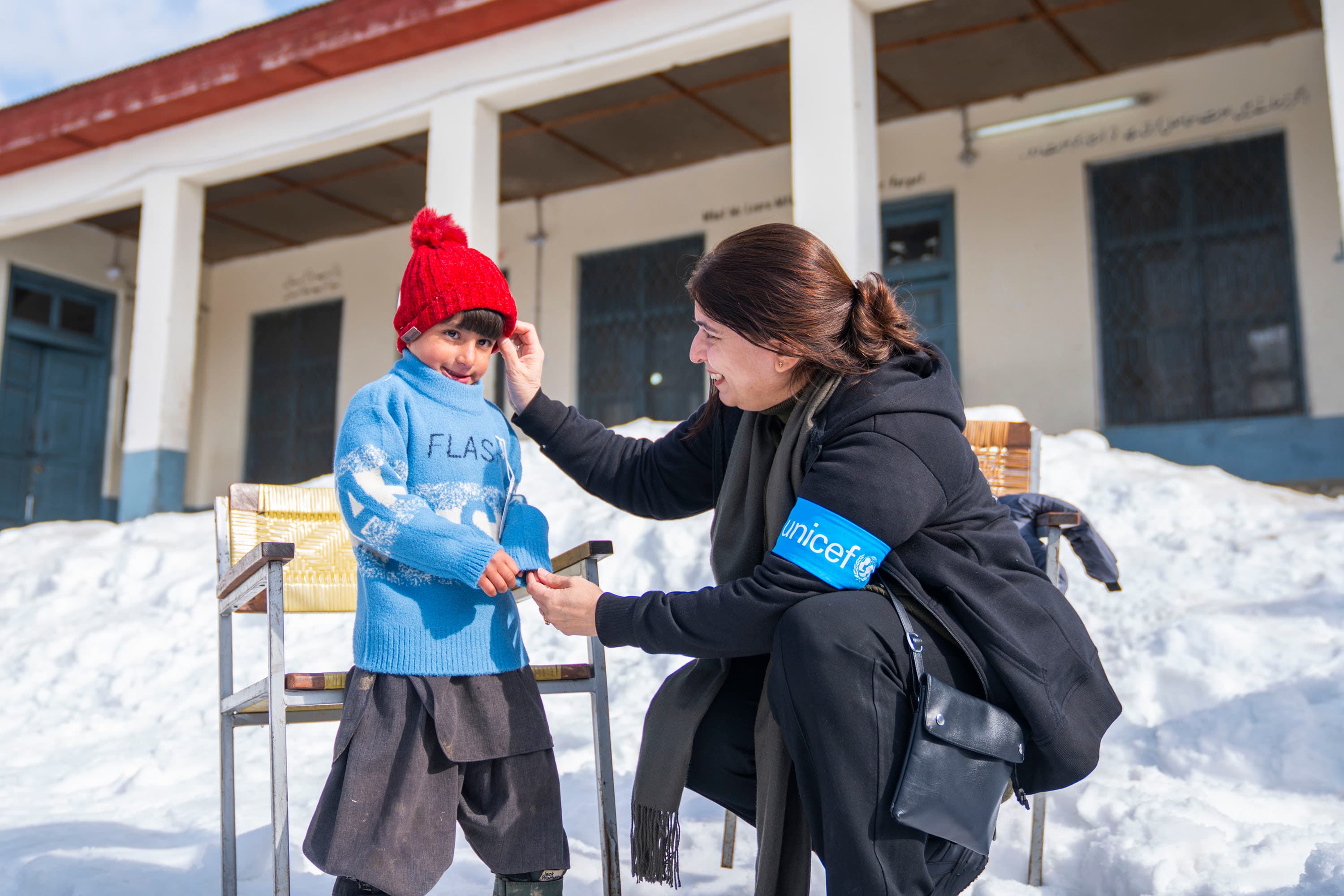 UNICEF-personal hjälper barn med vinterkläder – Pakistan 2026