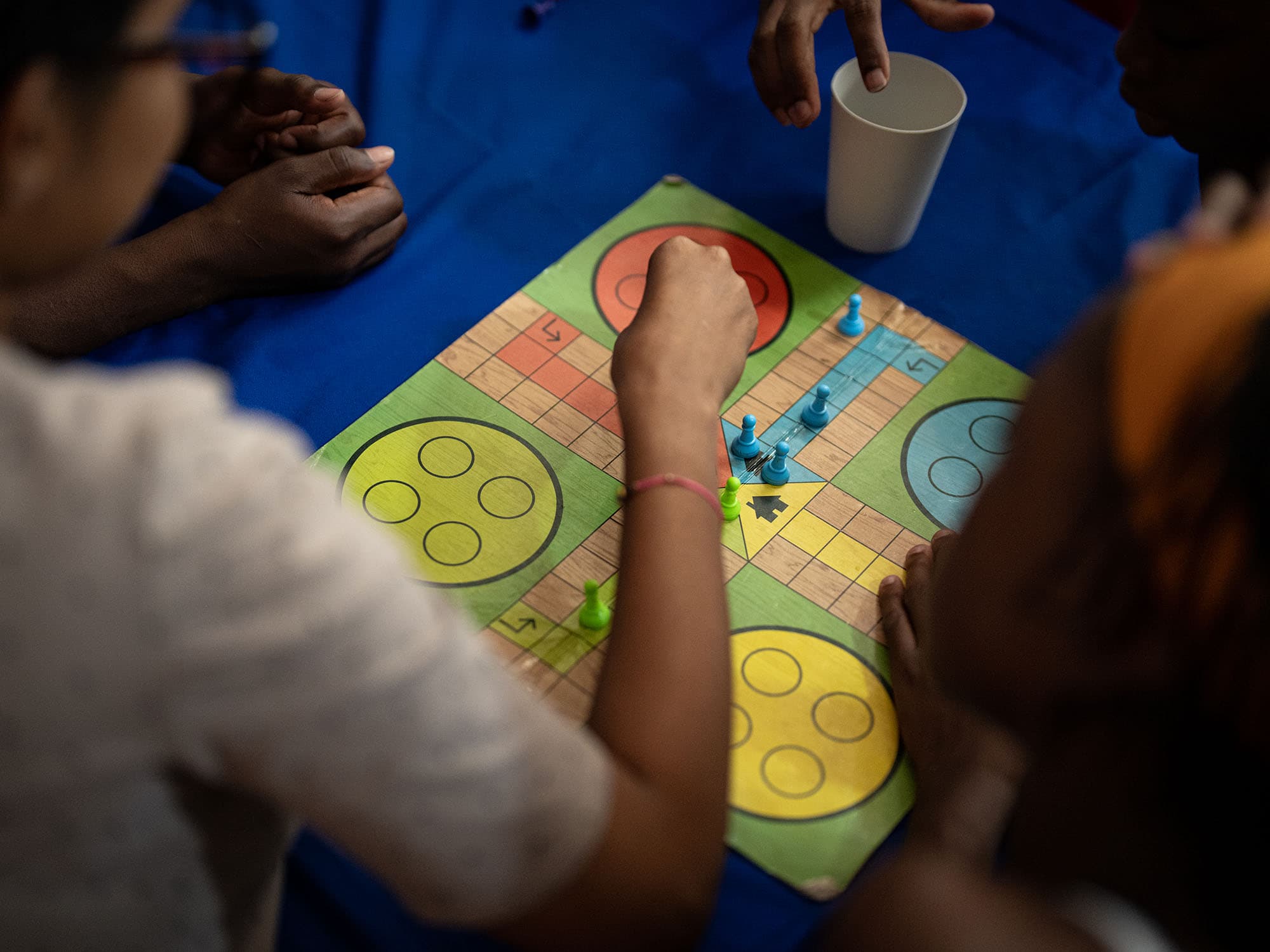 Anonyma barn spelar spel– Haiti 2026