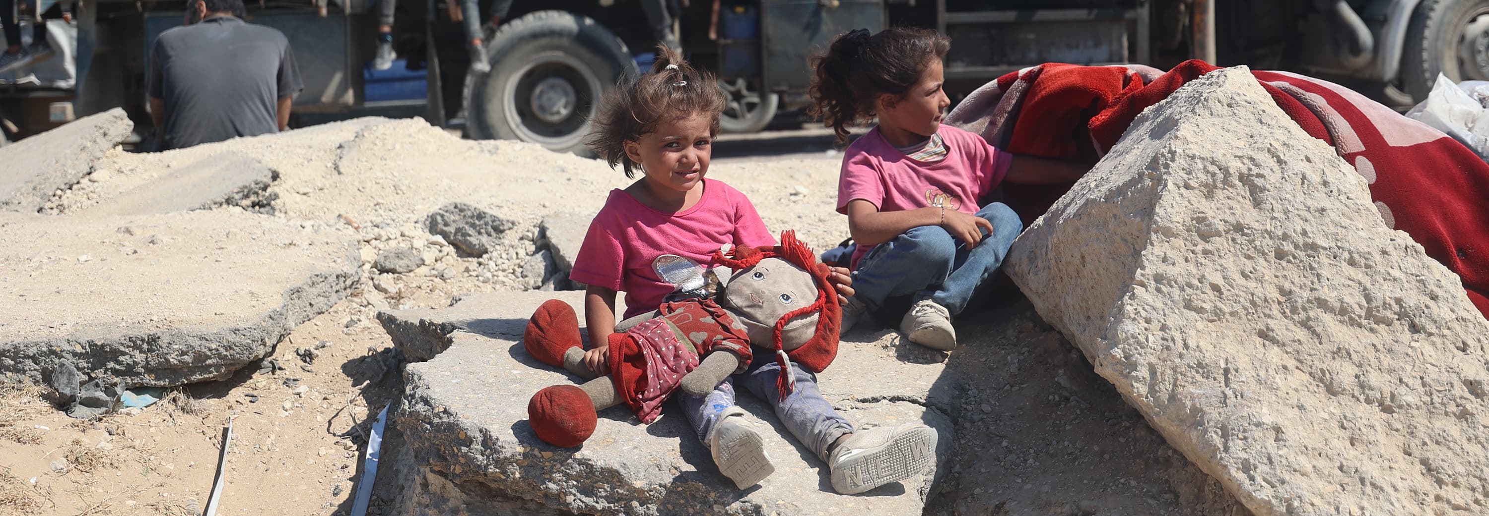 Barn på flykt med docka - Gaza 2025 - cropped desktop