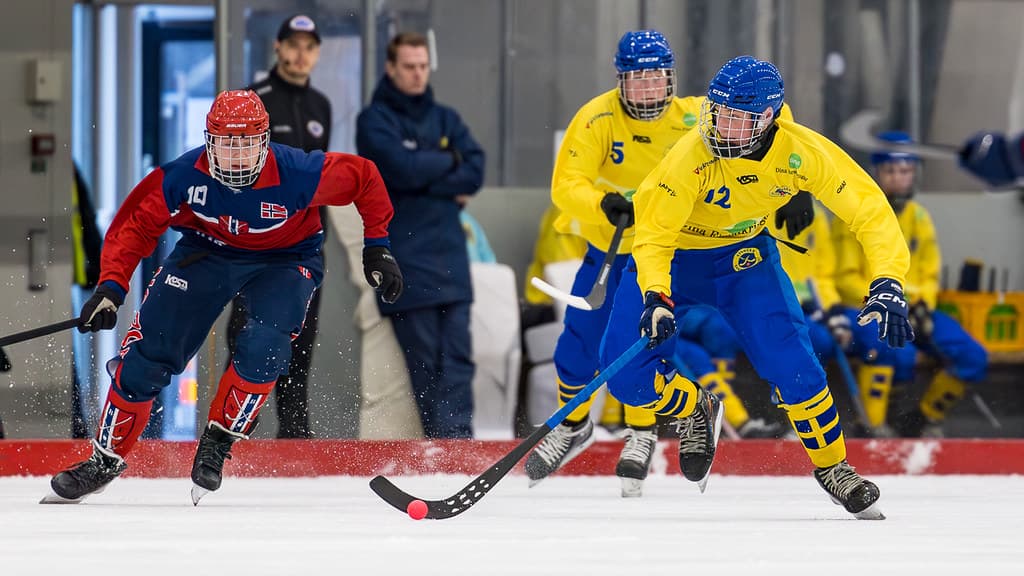 Spelare in action - Bandy-VM 2026