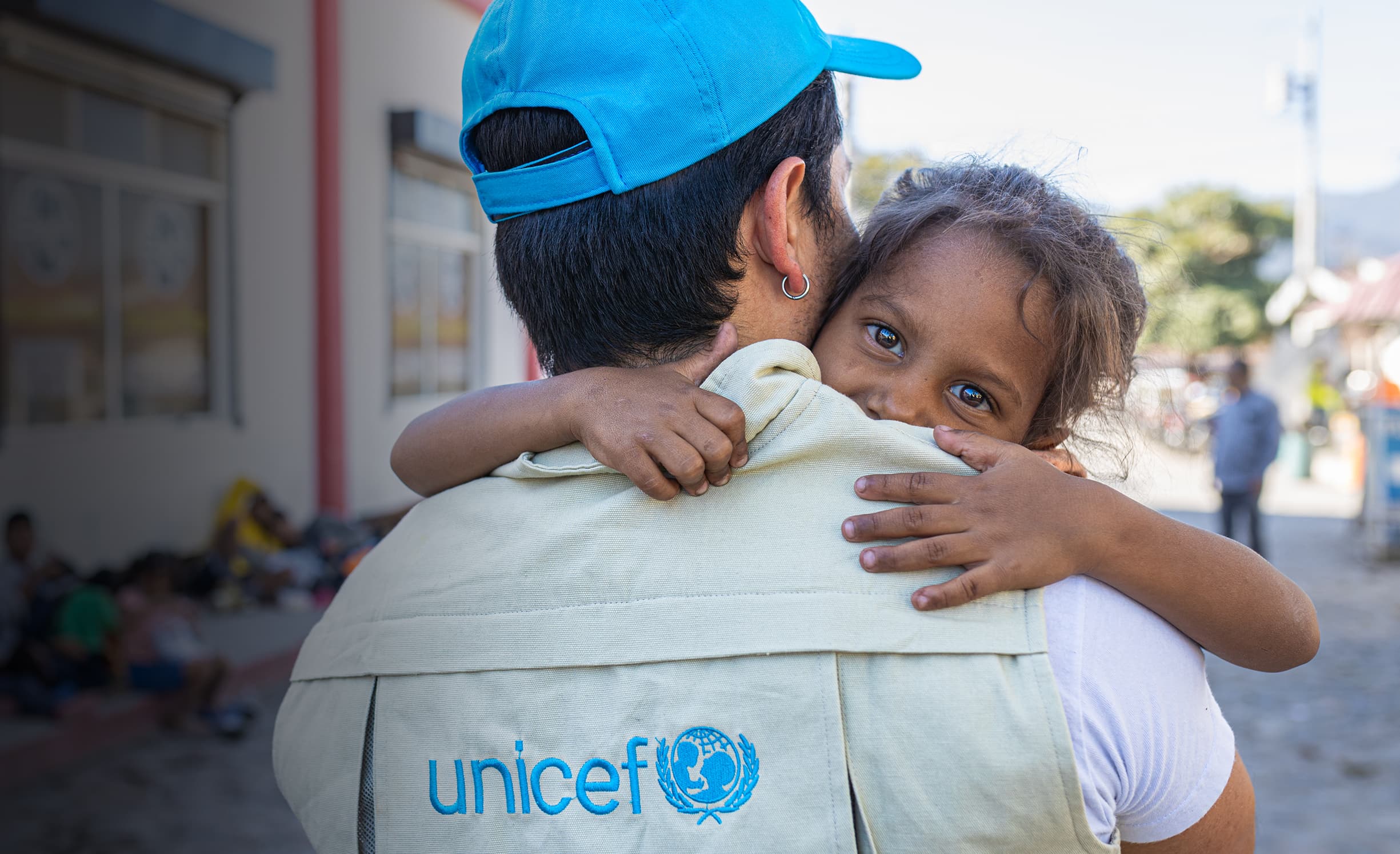 Barn med UNICEF-personal - Guatemala 2024 - cropped mobile