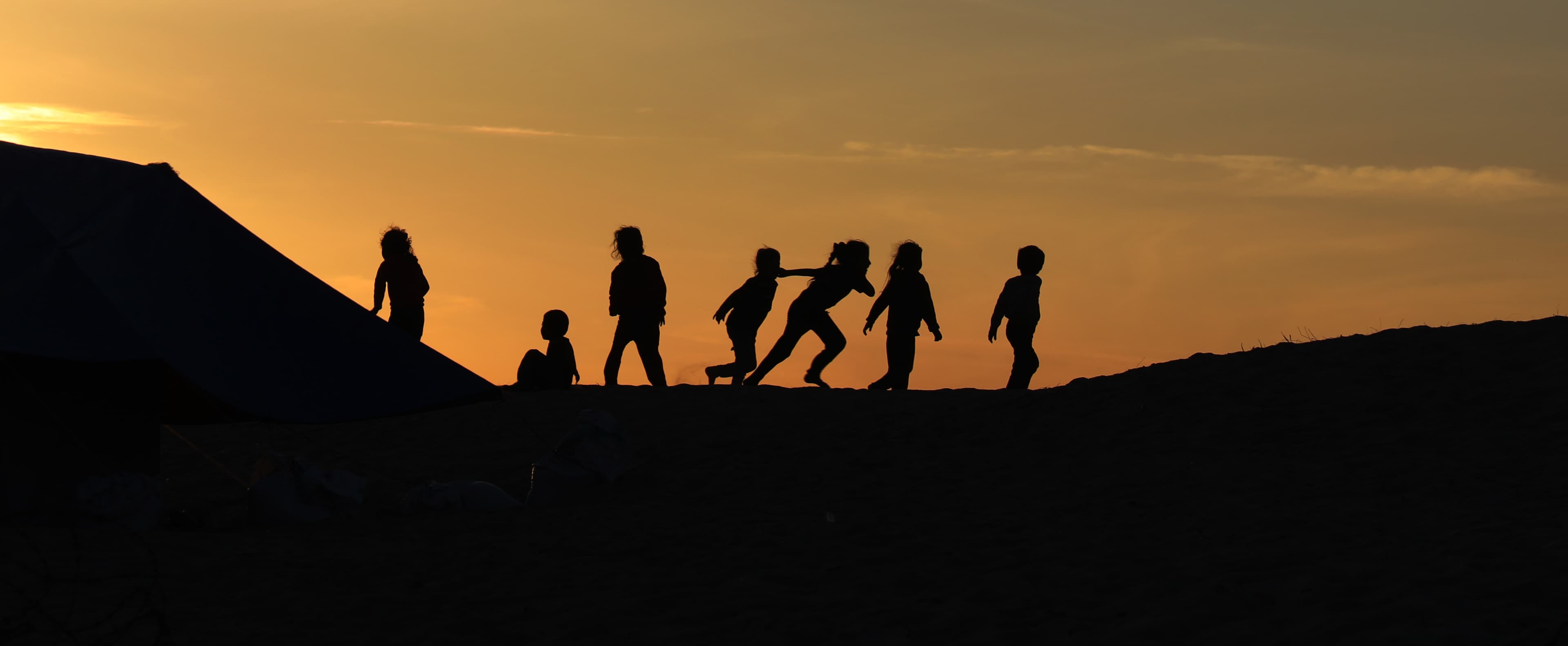 Barn i solnedgång (siluett) - Gaza 2024 - cropped desktop