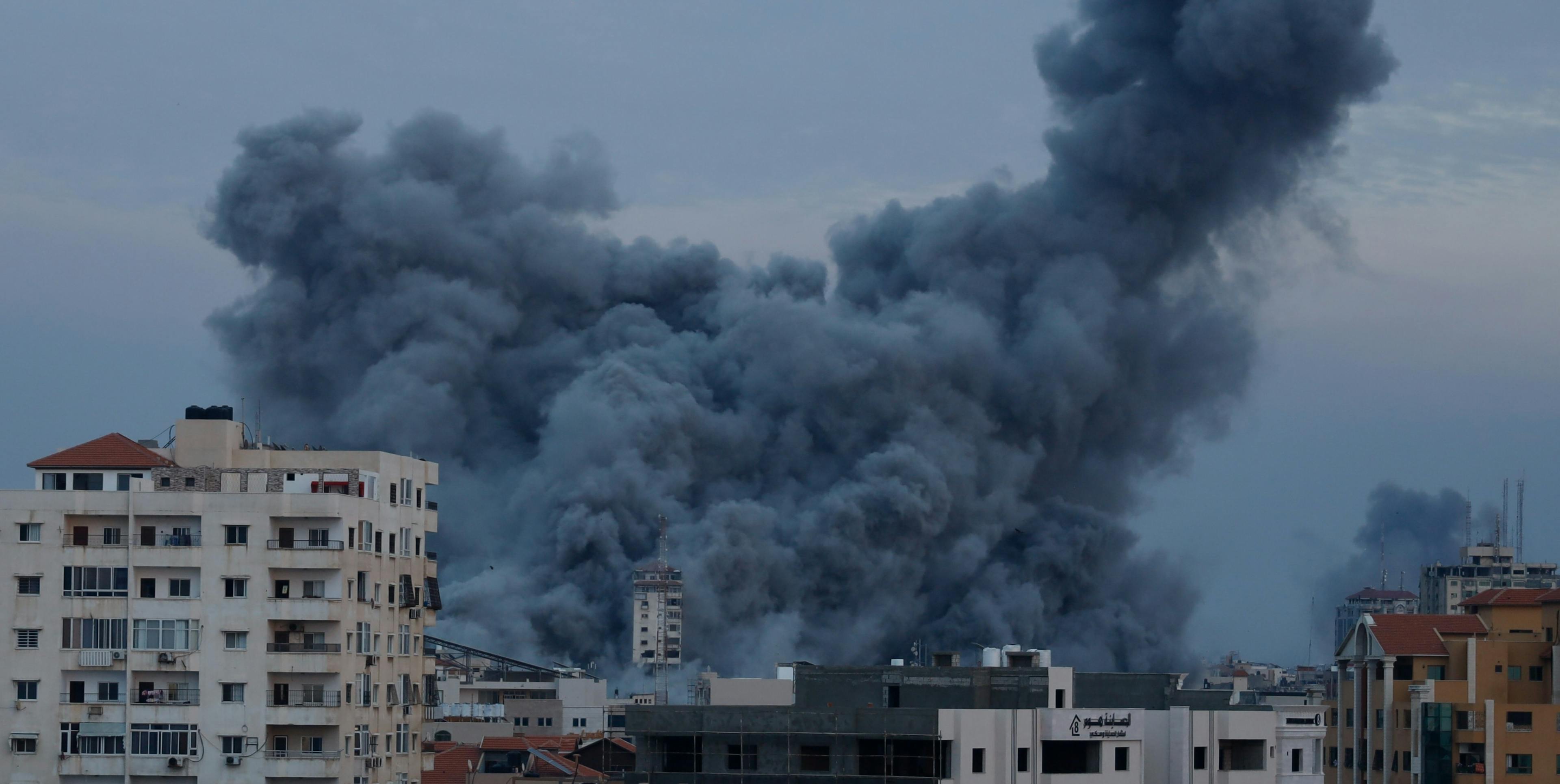 Rök över Gaza efter bombning - 2023 - cropped