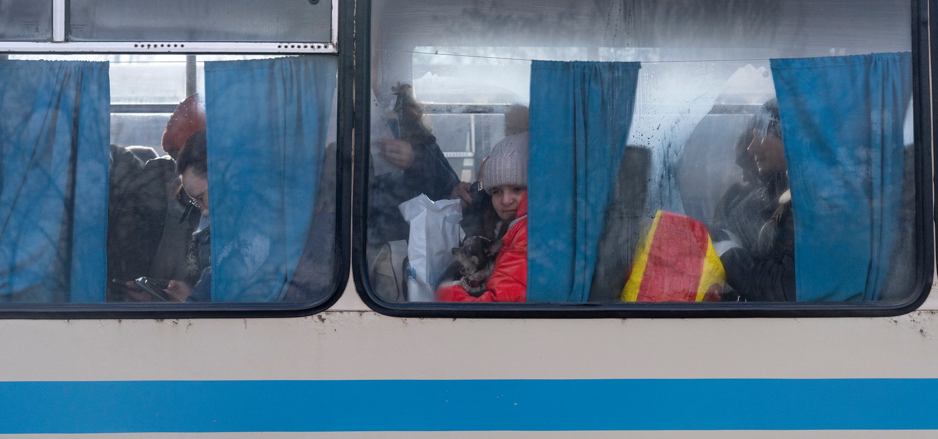 Barn i buss - på flykt - Ukraina 2025 - cropped desktop
