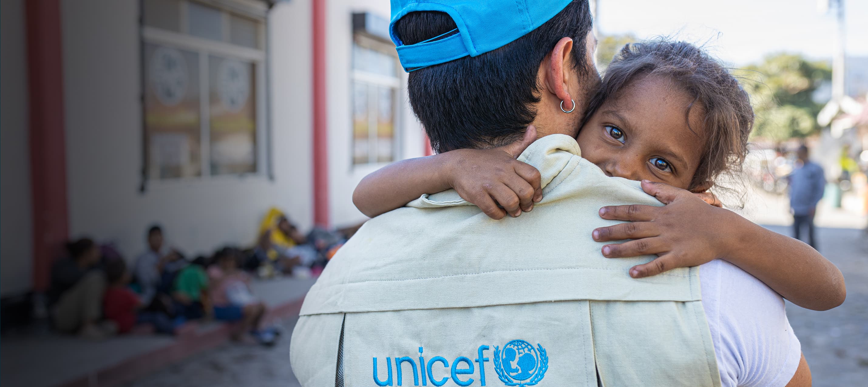 Barn med UNICEF-personal - Guatemala 2024 - cropped desktop
