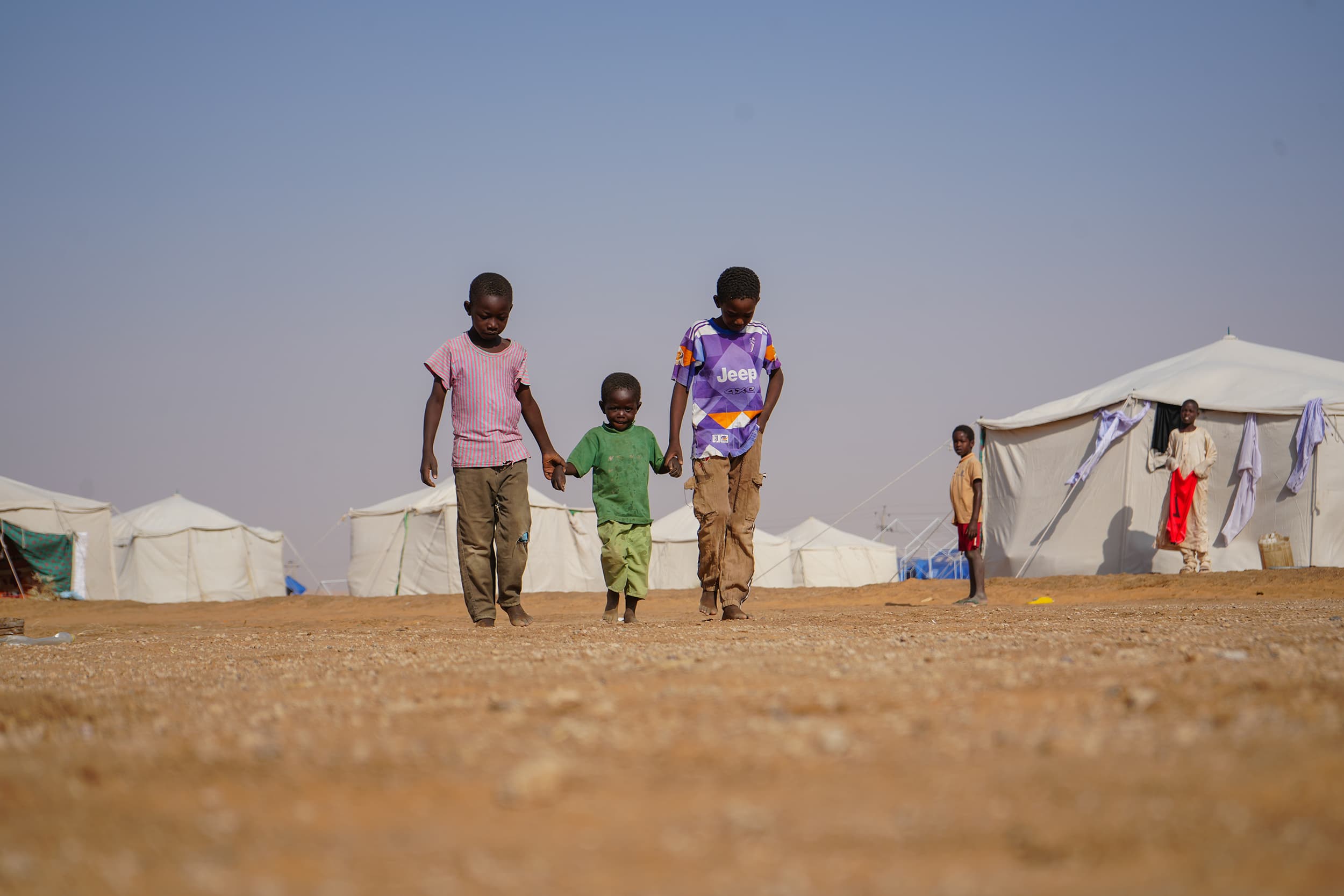 Barn promenerar i flyktingläger - Sudan 2025