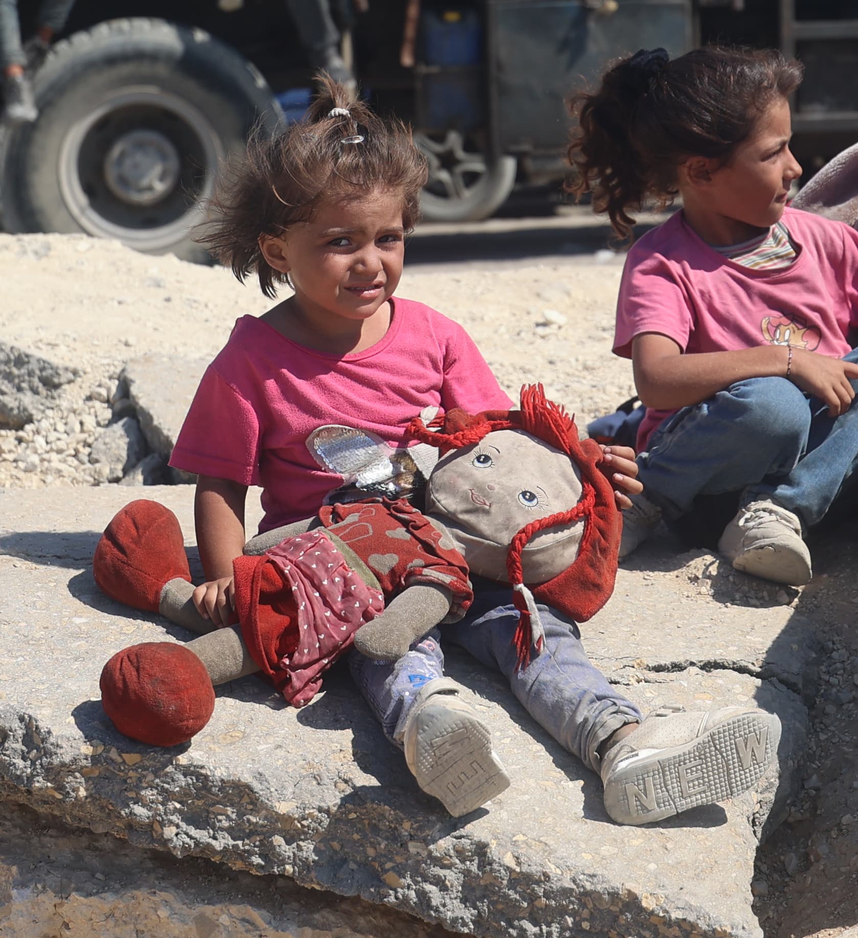 Barn på flykt, med docka - Gaza 2025 - cropped mobile