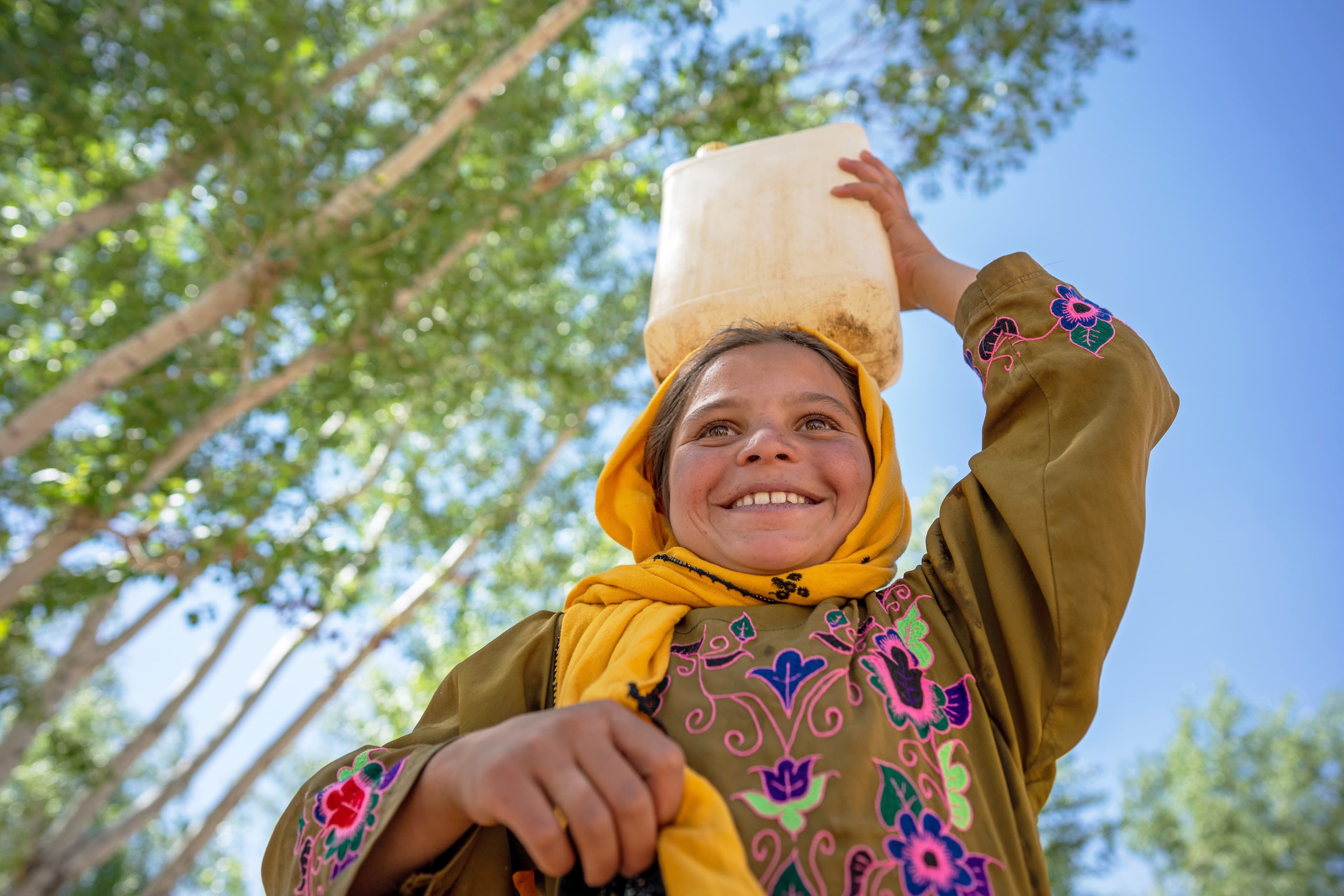 En flicka med vattendunk - Afghanistan 2024