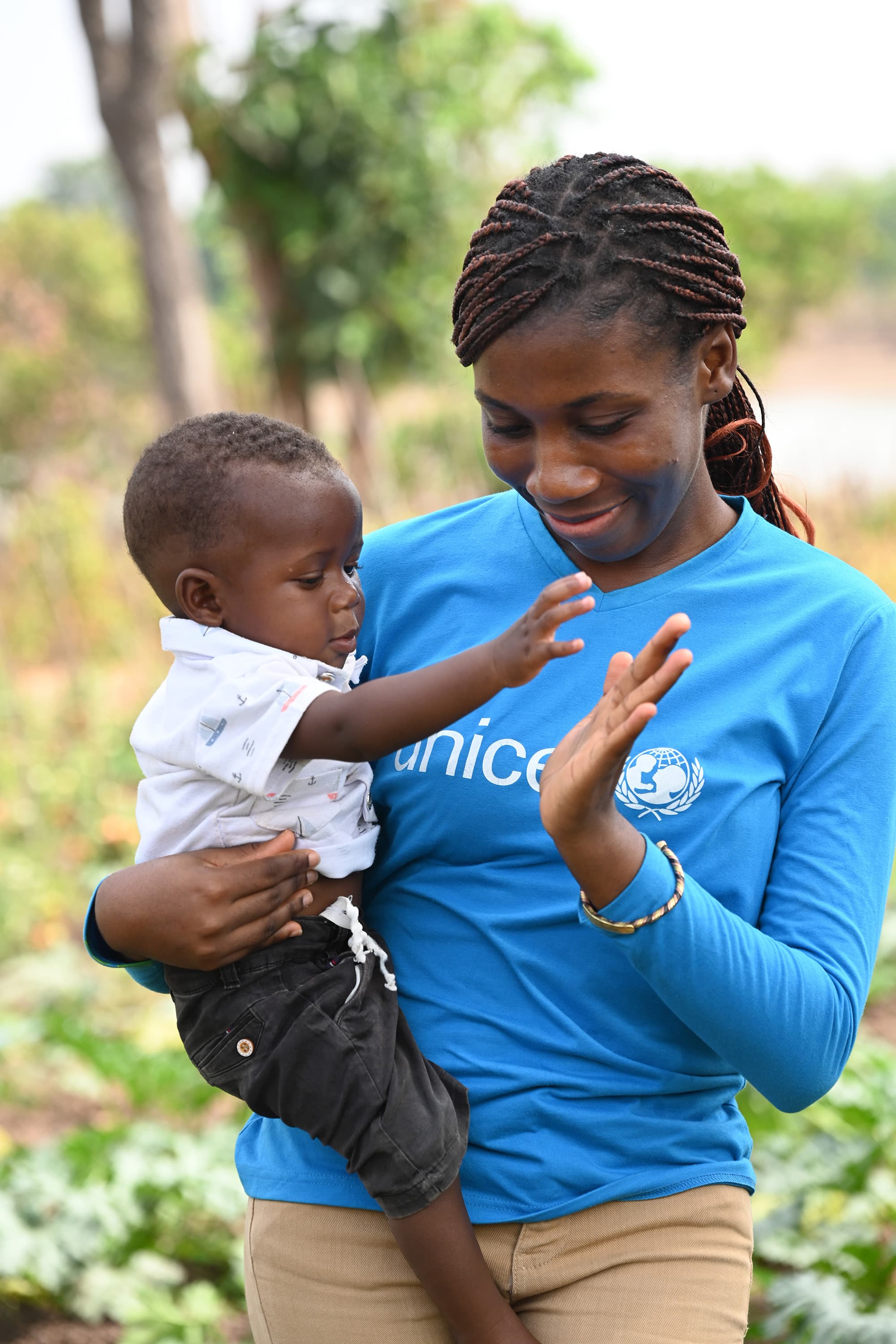 Barn med UNICEF-personal - Elfenbenskusten 2025