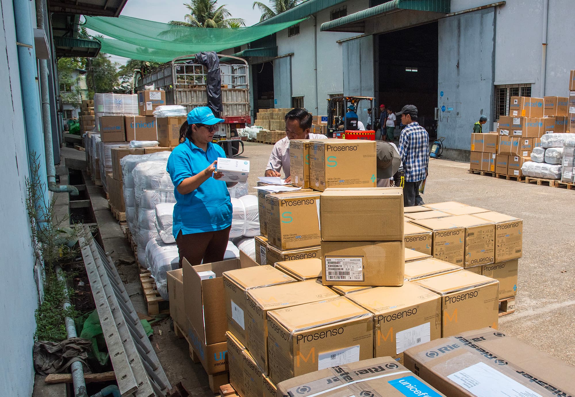 UNICEF-leverans med personal - Myanmar 2025