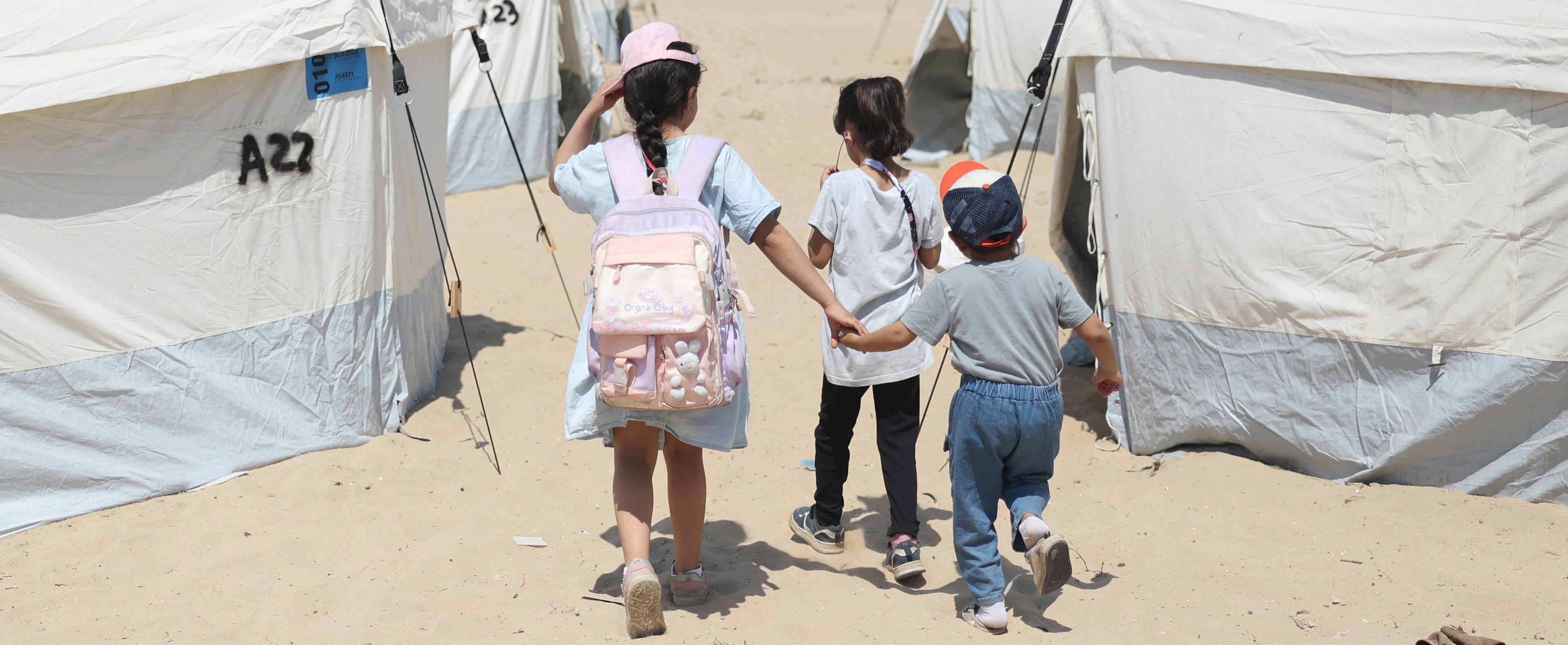 Barn i Gaza bland tält - cropped desktop - 2024