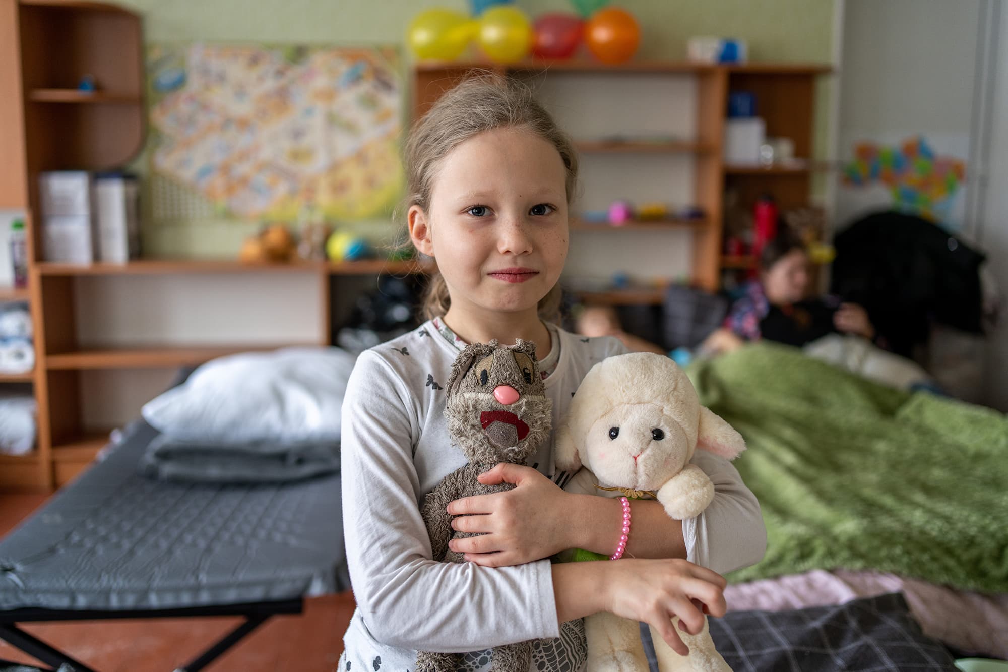 Barn på flykt med sina leksaker – Ukraina 2024