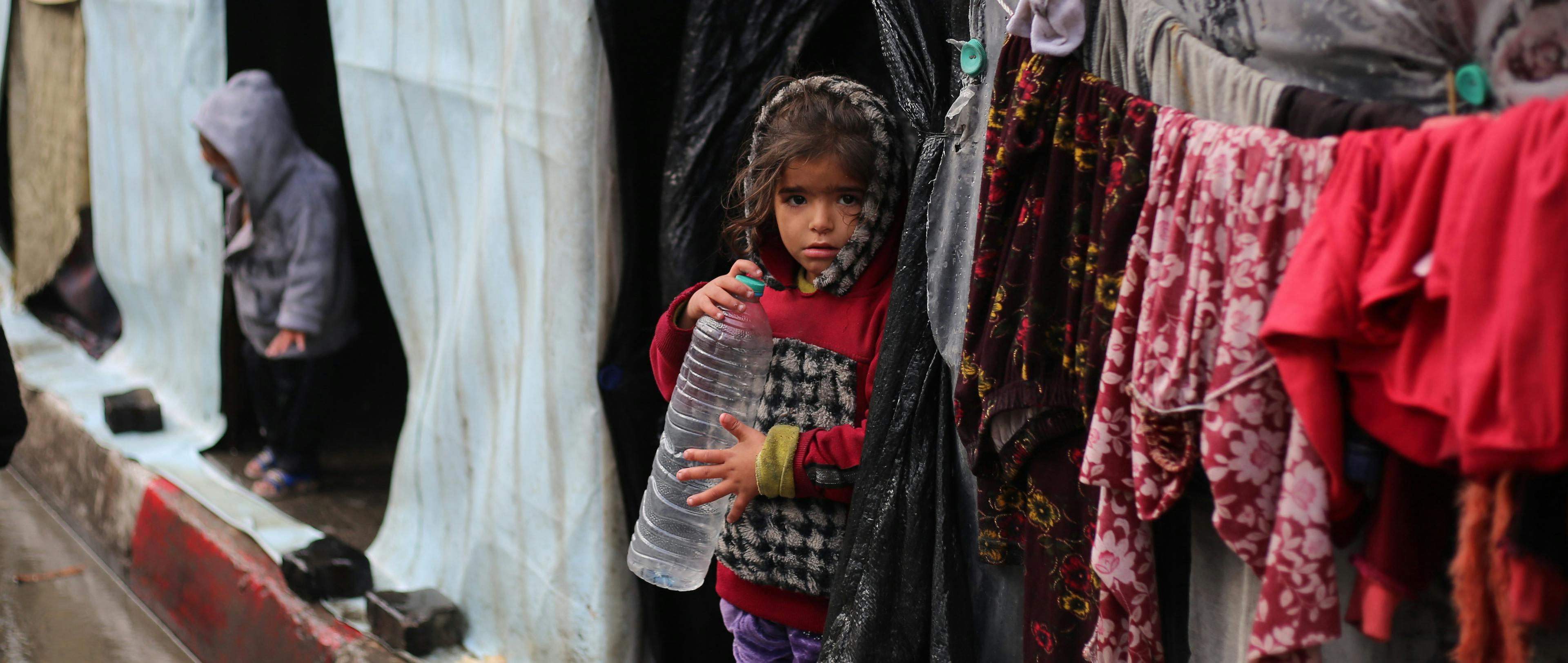 Gaza - barn med vattenflaska - 2024 - cropped desktop